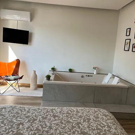 Giulietta View Jacuzzi 108 בלביו